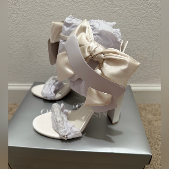 “New” Oleg Cassini Melania Cream Heels with Bow and Crystals size7 - Picture 3 of 6